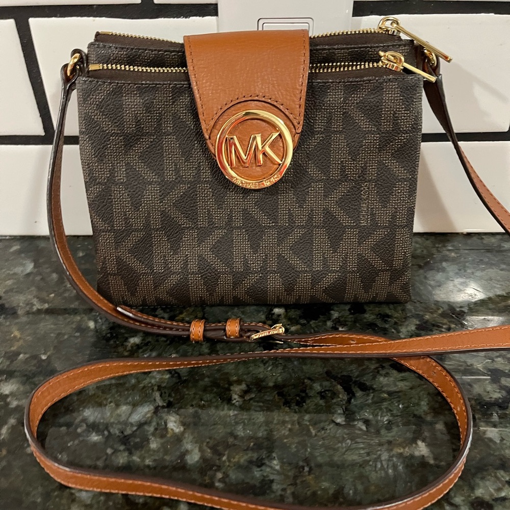 Michael Kors Fulton Small Saffiano Brown Leather Messenger - Picture 3 of 8